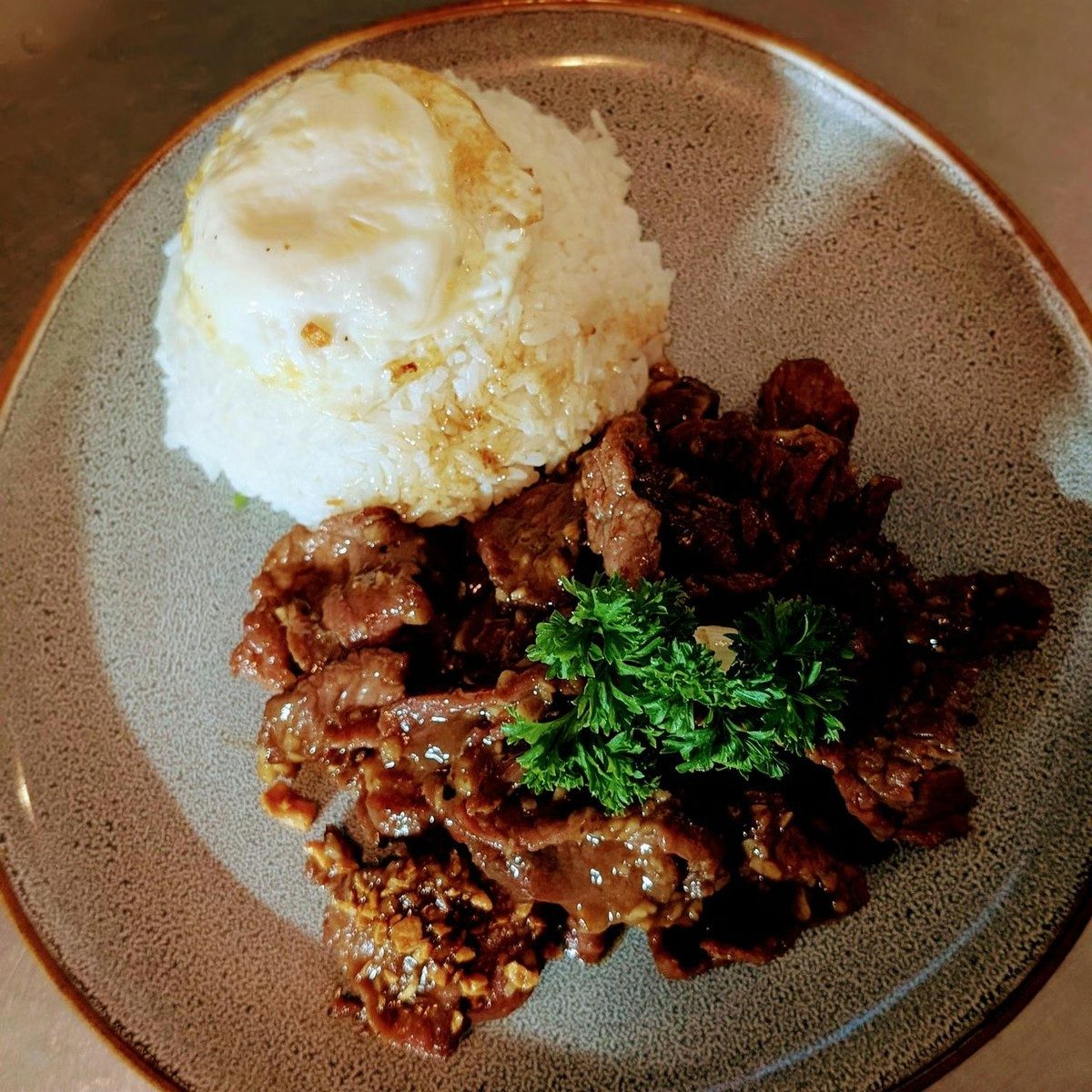 Khao Kratium Khai Dao Rice Bowl